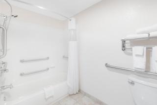 Days Inn by Wyndham Bismarck - 2