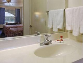 Super 8 by Wyndham Greenville - 1