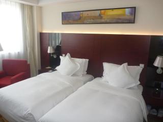 Holiday Inn Shanghai Hongqiao Central by IHG - Shanghai - 1