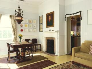 Jingle Bells Square Cottage-Historic District-Bright- Fireplace - Savannah - 8
