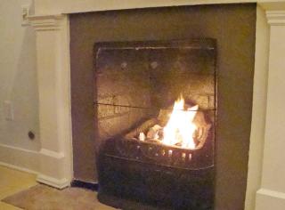 Jingle Bells Square Cottage-Historic District-Bright- Fireplace - Savannah - 4