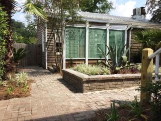 Jingle Bells Square Cottage-Historic District-Bright- Fireplace - Savannah - 3