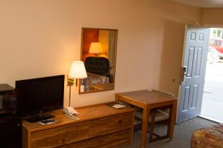Cottonwood Inn & Suites - 2