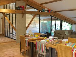 Magnificent Renovated Farmhouse - 10 Min A7 - - 2