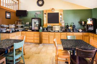 AmericInn by Wyndham Menomonie - Menomonie - 2