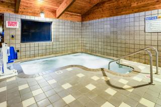 AmericInn by Wyndham Menomonie - Menomonie - 6