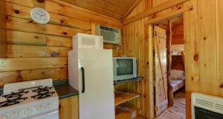 Robin Hill Camping Resort Deluxe Cottage 13 - 9