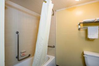 Econo Lodge - 9