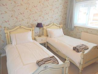 Luxury 4 Bed 3 Bathroom Bungalow , South West of London, The Dapples - 2