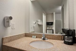 Travelodge by Wyndham Outer Banks/Kill Devil Hills - 3