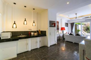 Aleesha Villas and Suites - Sanur - 9