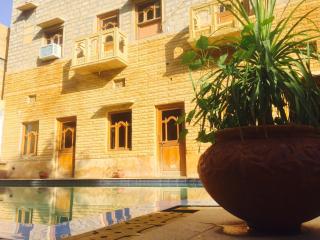 Hotel Golden City with Swimming Pool - Jaisalmer - 1
