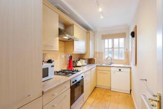 Cozy apartment with parking & patio - Londra - 5