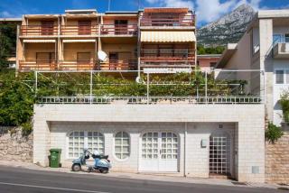 Apartments with a parking space Makarska - 8817 - 1