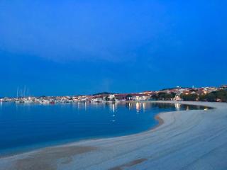 Beach apartment ANA with sea view, balcony, garden & bbq, Murter - Dalmatia - Murter - 0