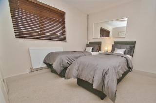 FREE Parking, Stylish and Spacious Bungalow - Bath - 2