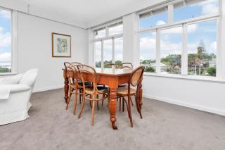 Spacious Sunny Seaview Apartment - Auckland - 5