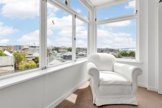 Spacious Sunny Seaview Apartment - Auckland - 8