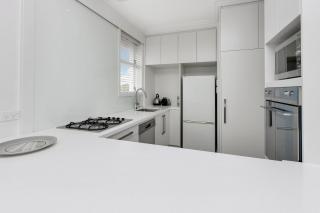 Spacious Sunny Seaview Apartment - Auckland - 2