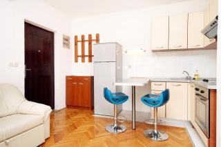 Apartments by the sea Makarska - 6880 - 2