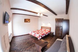 Квартира в центрі по вулиці Вірменська 12 дві спальні з двуспальними ліжками є інтернет сама Площа Ринок - 8