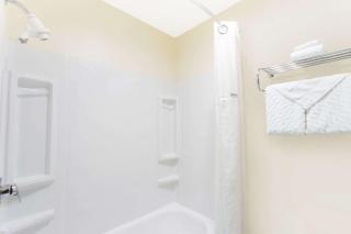 Baymont by Wyndham Waukesha - 5