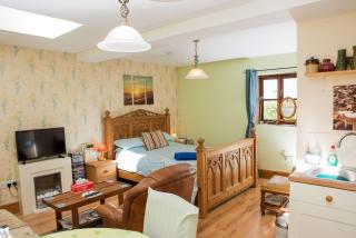 Stunning Countryside Views & Private Balcony! 3 Miles to Lyme Regis, Cosy Snug Room - Free Parking & WiFi - Axminster - 3
