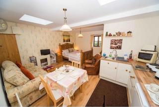 Stunning Countryside Views & Private Balcony! 3 Miles to Lyme Regis, Cosy Snug Room - Free Parking & WiFi - Axminster - 7