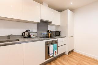 Skyvillion - COZY APARTMENTS in Enfield Town With Free Parking & Wifi - Enfield - 6