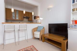 Bright and Spacious 1 Bedroom Apartment in the Heart of Kensington - 1