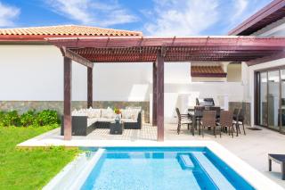 Pristine Bay Beach Home 104 - French Harbor - 9
