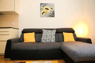 Yellow apartment few steps from metro - Praga - 3