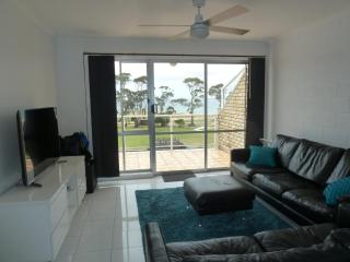 Central Location with Fabulous Sea Views - Bridport - 9