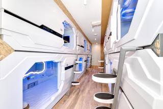 Space Q Capsule Hotel - 9