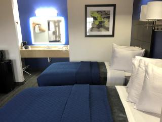 Executive Inn and Suites Joaquin - 2