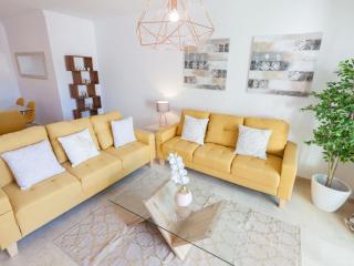 VACATION MARBELLA I Contemporary Central Apartment, Swimming-pool, 24-7 Security, a minute from the Marina, The Sea and Luxury Shopping - Marbella - 5