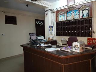 Hotel Sorrento Guest house Anna Nagar East Metro Shenoy Nagar metro budget monthly daily rooms - Chennai - 4