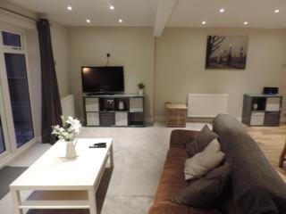 4 Bed Farnborough Air Accommodation - 9