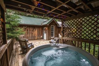 Autumn Ridge- Cozy cabin in the Blue Ridge Mountains with a bubbly hot tub! - Stanley - 9