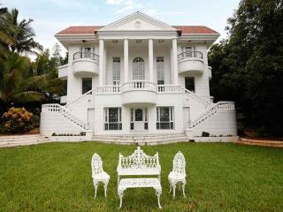 Ivory Crest by StayVista - Mountain-view villa with Pool, Garden & Snooker table - Karjat - 9