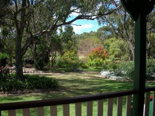 Granite Gardens Cottages & Lake Retreat - Stanthorpe - 4