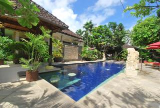 Yulia Beach Inn Kuta - Kuta - 3