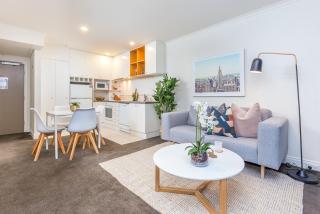 Lovely City Apartment! Views, Pool and Gym - Auckland - 8