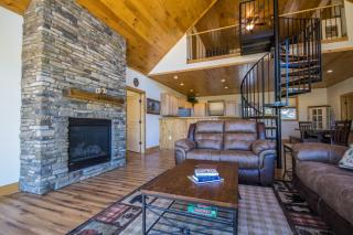 Eagle's Nest- A pet friendly cabin on the river with a hot tub! - Luray - 5