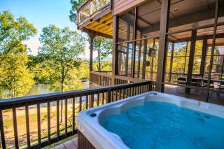 Eagle's Nest- A pet friendly cabin on the river with a hot tub! - Luray - 9