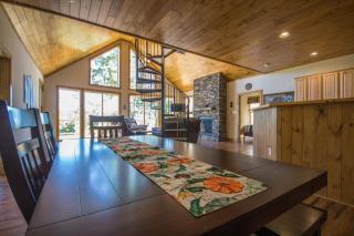 Eagle's Nest- A pet friendly cabin on the river with a hot tub! - Luray - 3