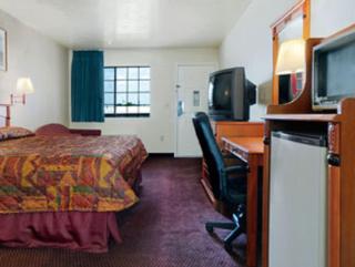 Super 8 by Wyndham Sealy - 1