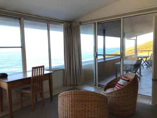 OceanScape Luxury Beachfront Villas - Scotts Head - 5
