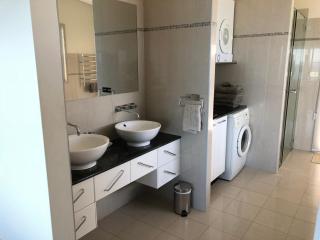 OceanScape Luxury Beachfront Villas - Scotts Head - 7