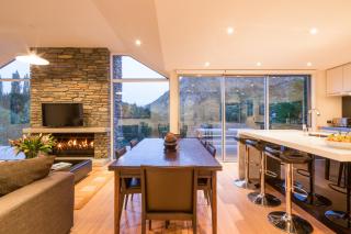 Riverview Retreat Holiday Home by MajorDomo - 1